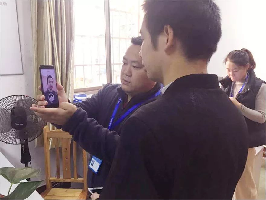 银海家政工作人员进行人证合一验证
