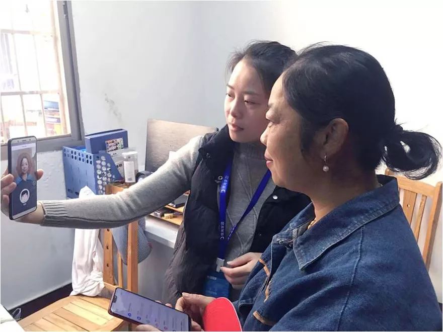 银海家政工作人员进行人证合一验证